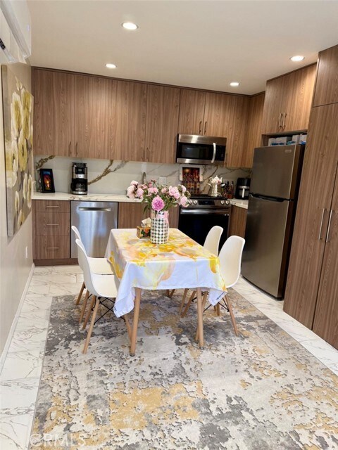 Foto del edificio - 20627 Tuba St