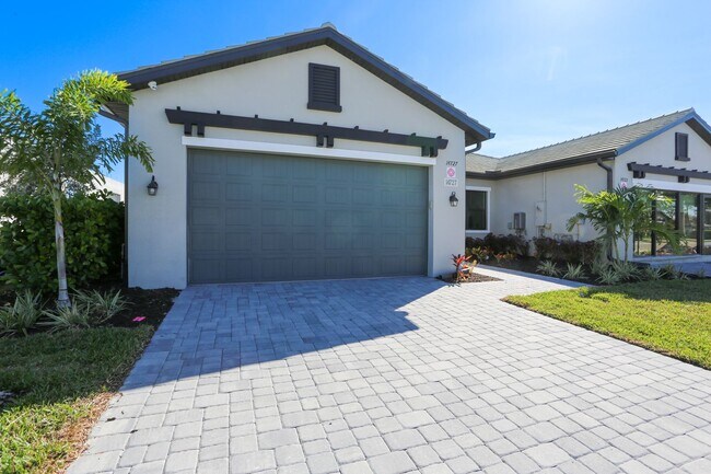 Foto del edificio - ** BRAND NEW CONSTRUCTION ULTRA-MODERN POOL HOME ** FURNISHED MODEL HOME 2/2 WITH OUTDOOR KITCHEN...