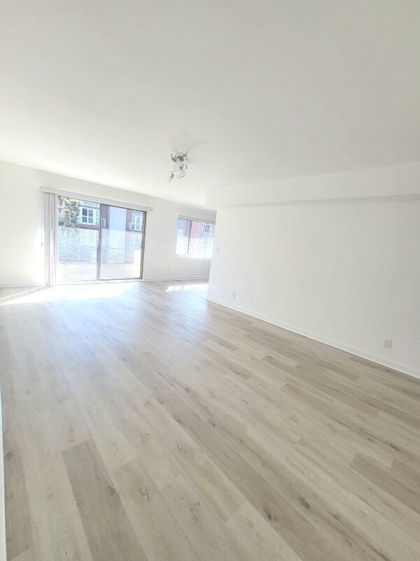 Building Photo - 2332 S Bentley Ave