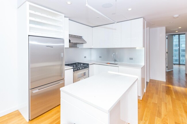 Building Photo - 436 Albee Square W