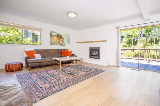Building Photo - Completely remodeled Sun Valley home