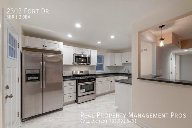Building Photo - 2302 Fort Dr