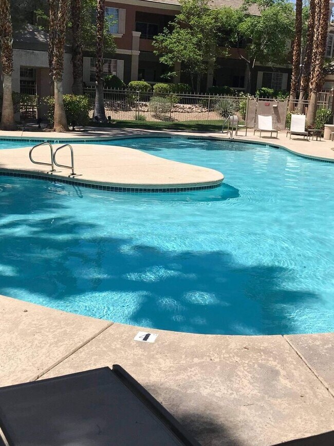 Foto del edificio - 3 bed, 2 bath, 2 car garage townhouse for ...