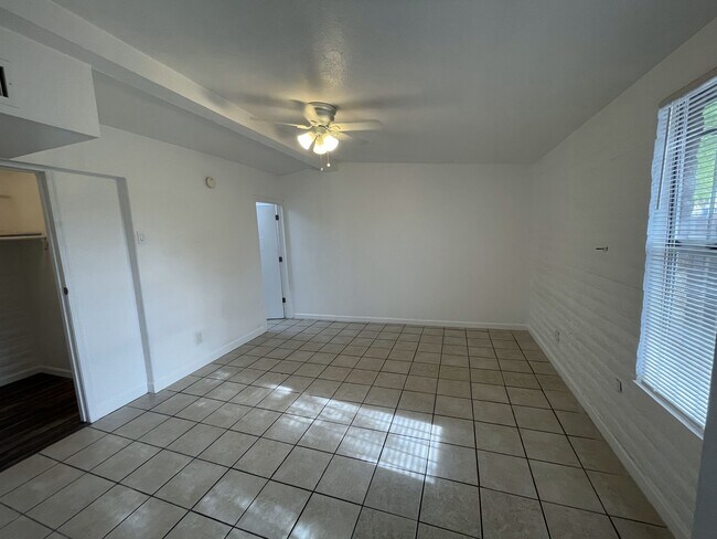 Foto del edificio - 1322 W Saint Marys Rd