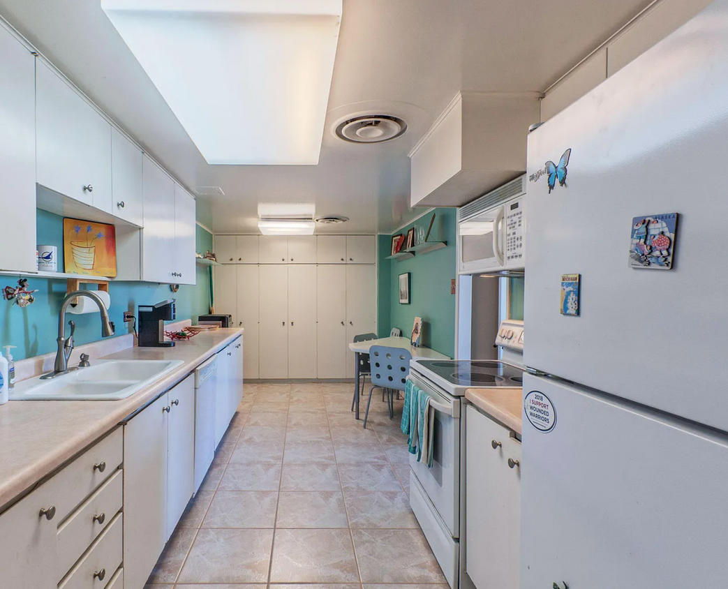 Kitchen - 207 W Clarendon Ave