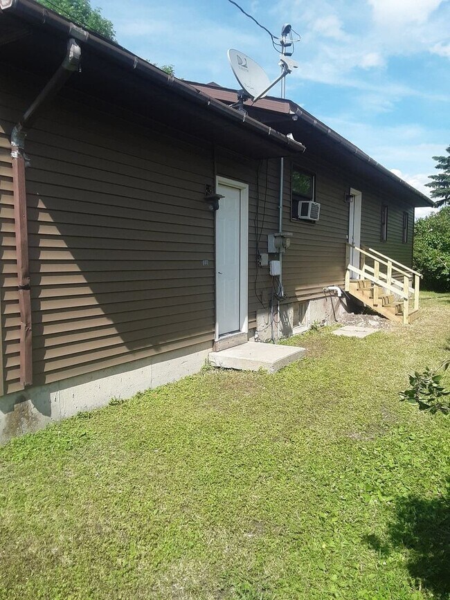 Building Photo - 5 Bedroom 2 Bath Home Available in Brecken...