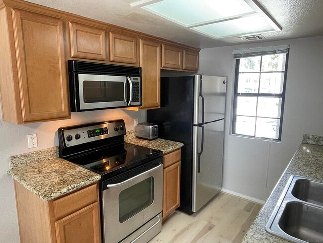 Building Photo - 15078 Avenida Venusto