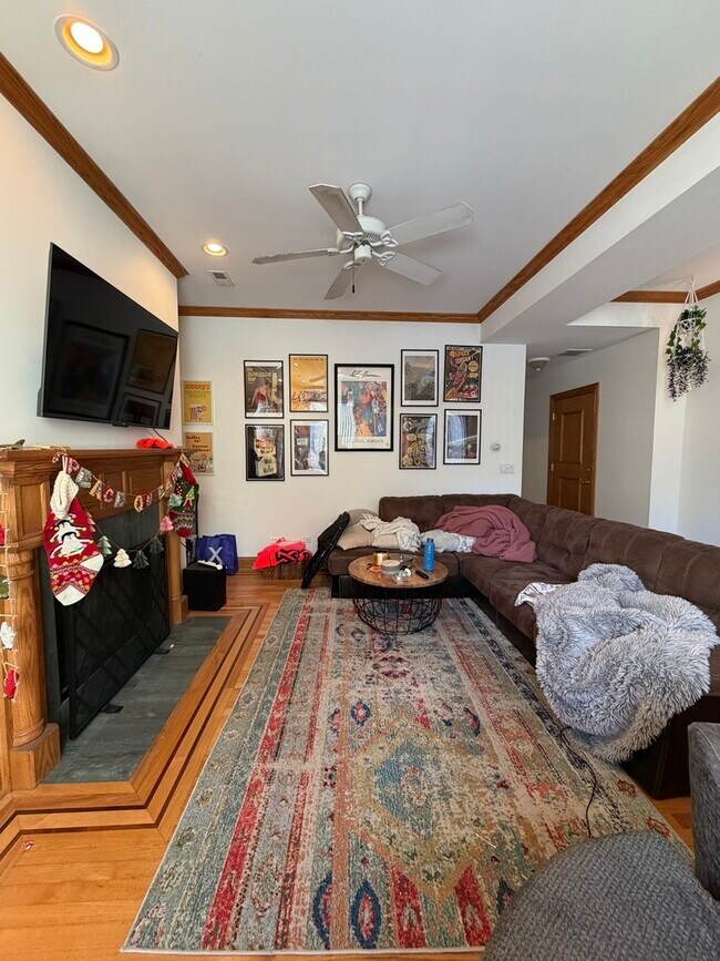 Foto del edificio - 3734 N Sheffield Ave
