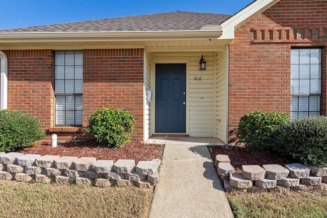 Building Photo - New Price!