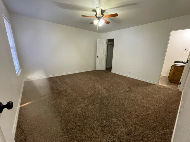 Building Photo - 6204 Ivy Ln