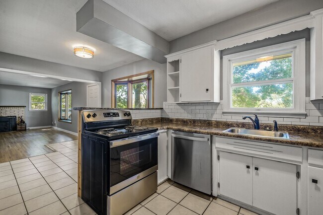 Building Photo - Gorgeous Shoreview House 3BR/1 Bath  Available Early May!