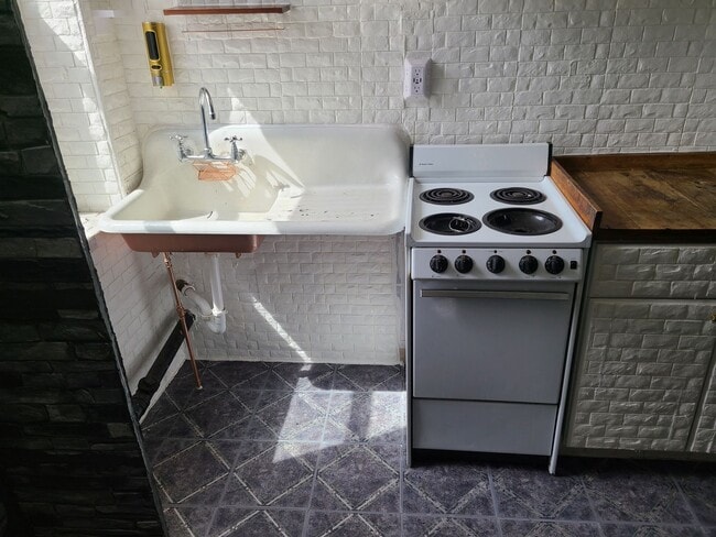 Building Photo - Studio Apartment in the Heart of Golden!
