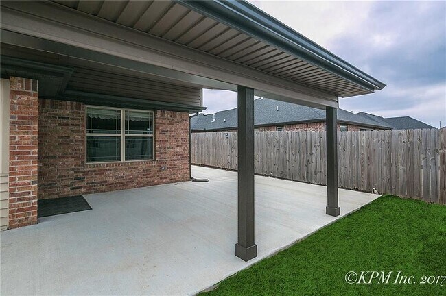 Covered Back Patio - 1805 SW Cypress St