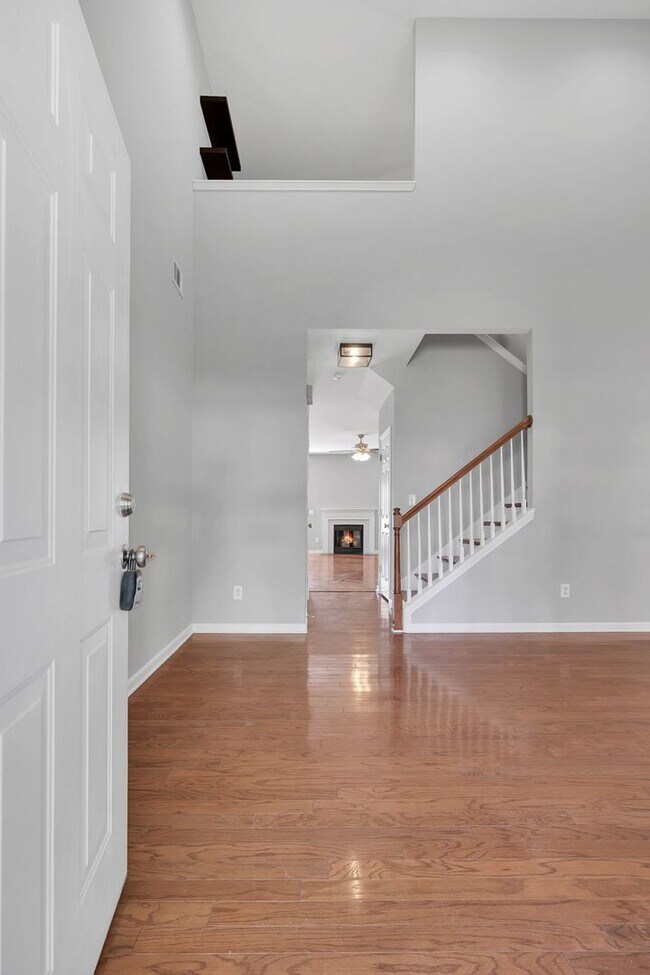 Building Photo - Beautiful and light-filled home in the desirable Normandy Place community located in Nashville’s ...