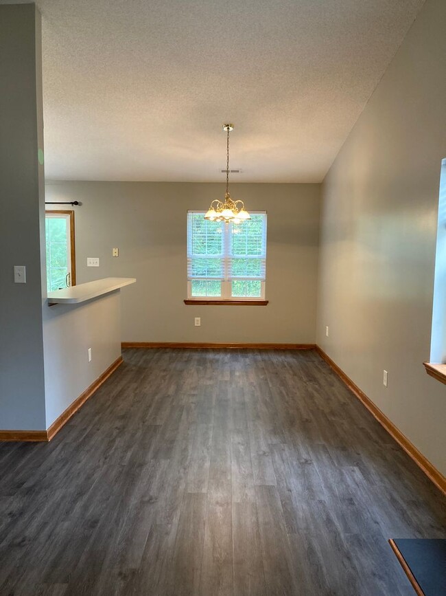 Building Photo - Well Maintained, 3 Bedroom Home on a Corne...