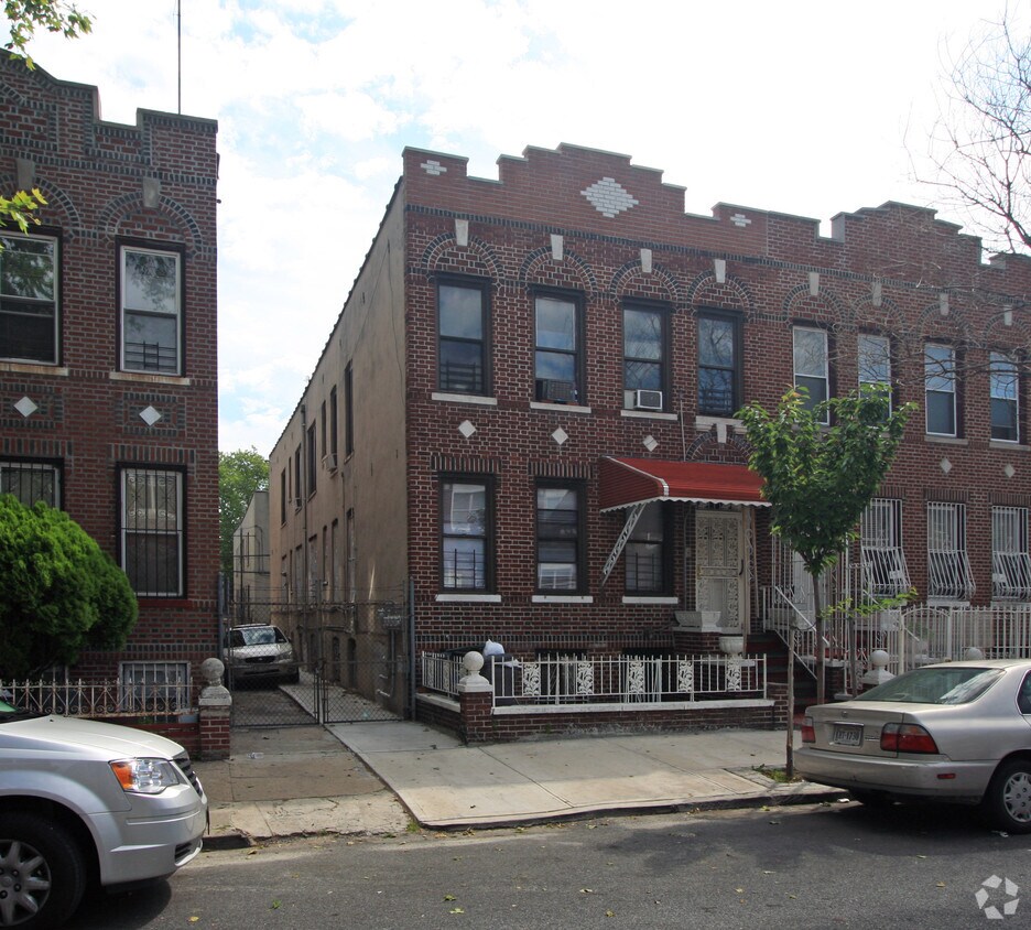 Building Photo - 211 E 94th St