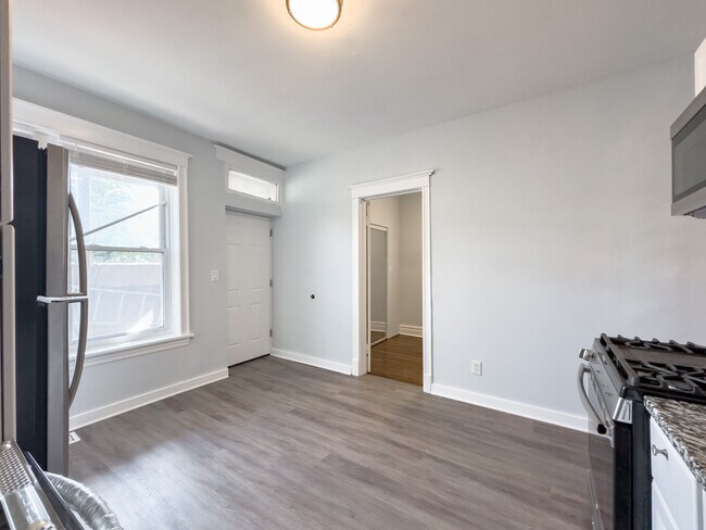 Foto del edificio - 3649 W Montrose Ave