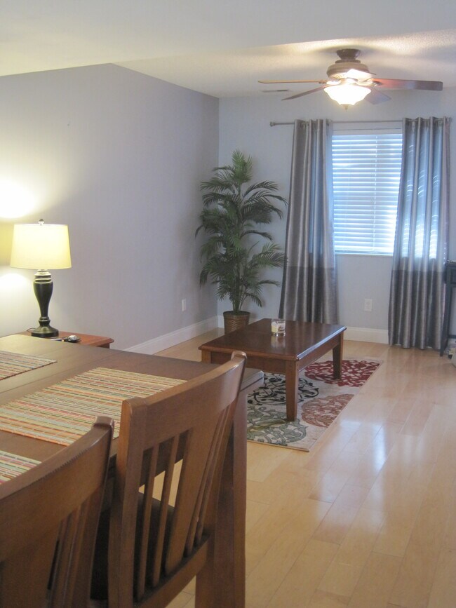 Sala de estar - 9073 W Swan Cir