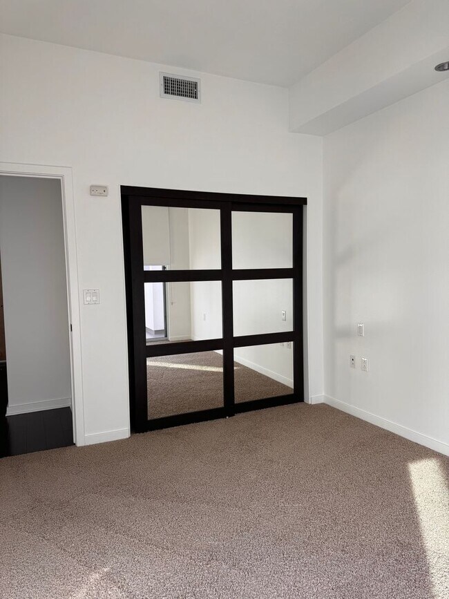 Interior Photo - 801 North