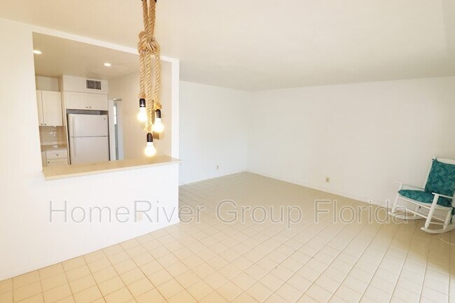 Foto del edificio - 320 S Surf Rd