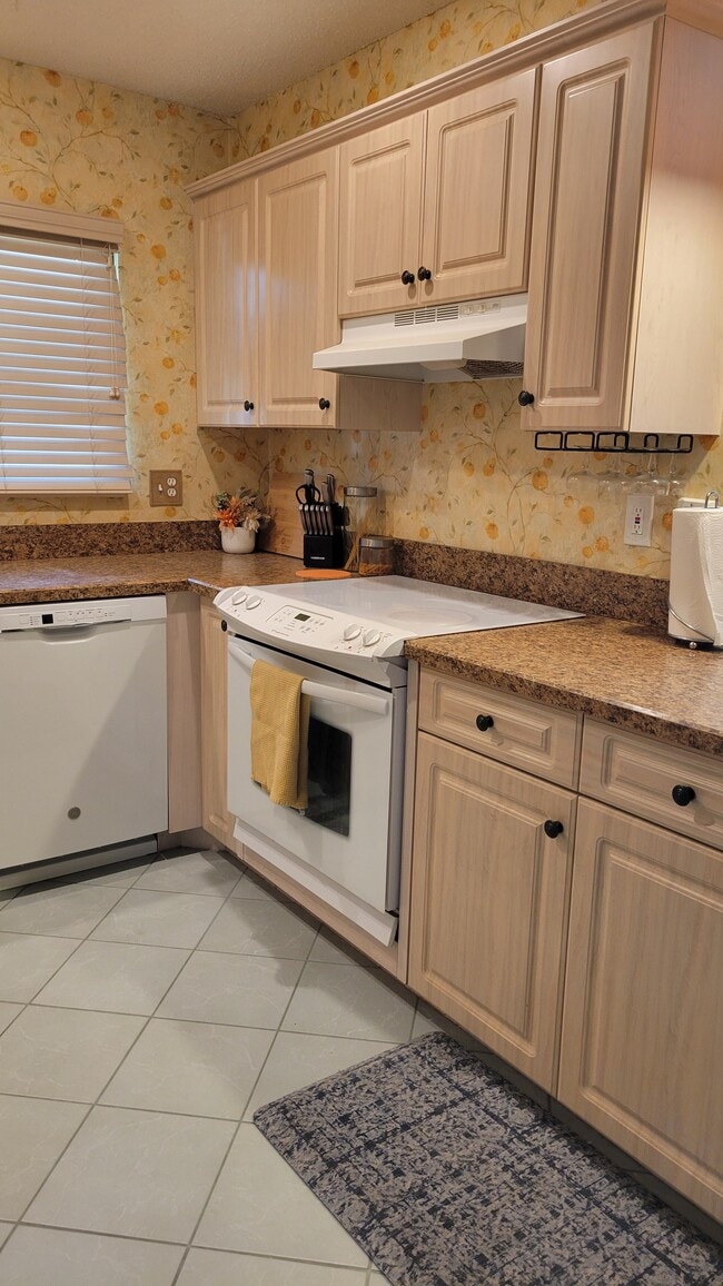 Building Photo - 1426 Park Shore Cir
