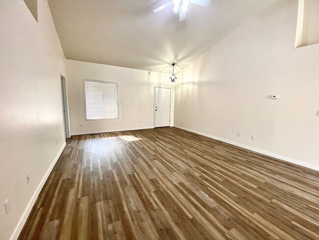 Foto del edificio - 4 Bedroom 2 Bath Updated Single Level Home...