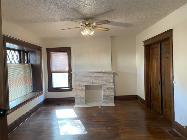 Living room - 21 Lakeview Ter