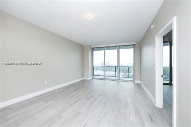 Foto del edificio - 16385 Biscayne Blvd