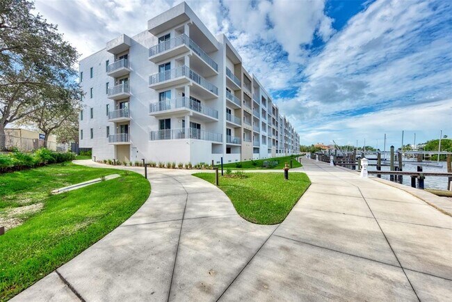 Building Photo - 1709 N Tamiami Trail