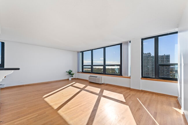 Foto del edificio - 5100 N Marine Dr
