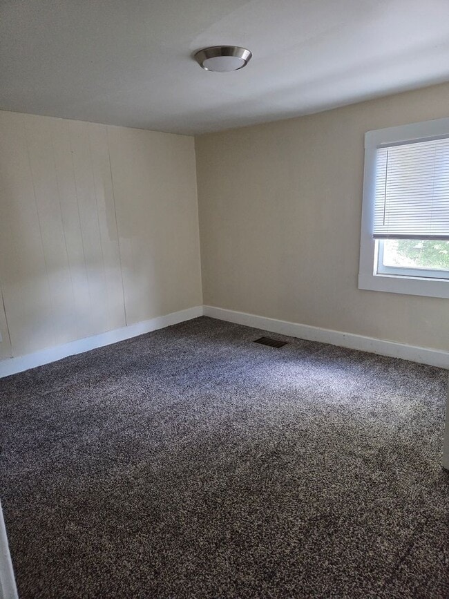 Building Photo - Spacious rental