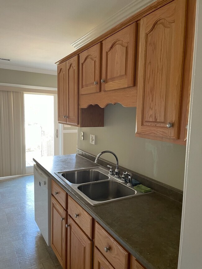 Building Photo - 30 Carriage Dr