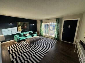 Building Photo - 2425 Ashdale Dr