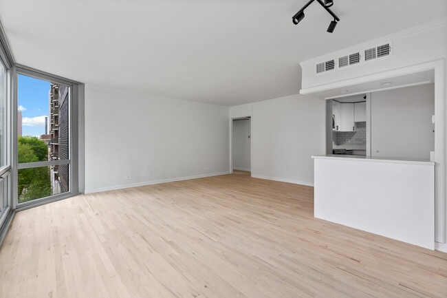 Building Photo - 21 W Goethe St