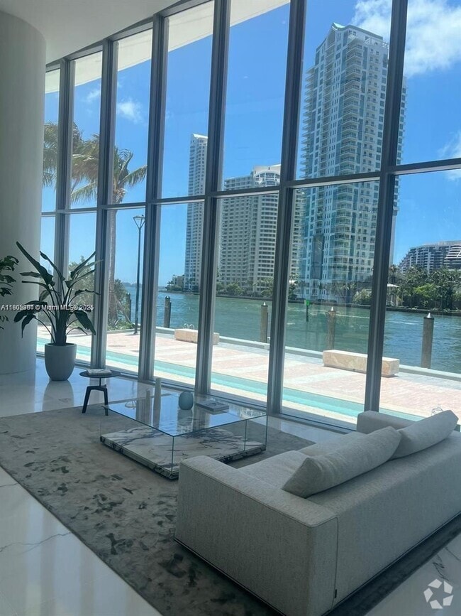 Building Photo - 300 Biscayne Blvd Way
