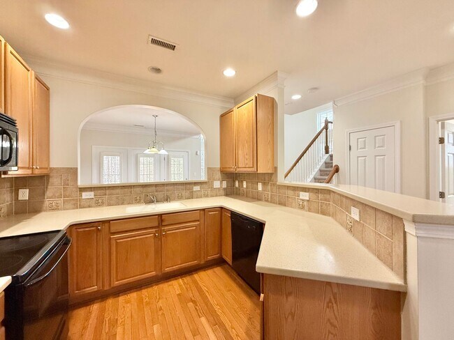 Foto del edificio - Gorgeous End Unit 3BD, 2.5BA Raleigh Townhome in a Prime Location Near Triangle Town Center, Poyn...