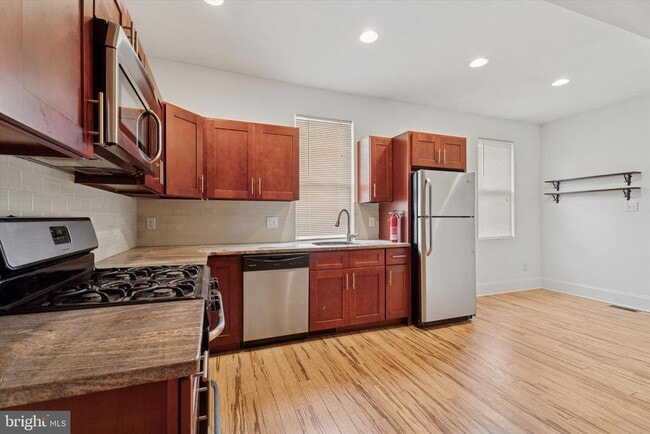 Building Photo - 448 Roxborough Ave