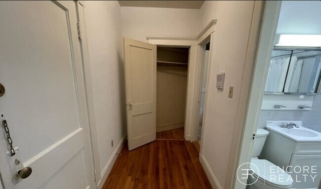 Building Photo - 143 Park Dr