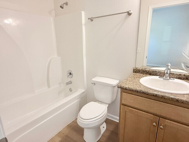 Foto del edificio - Spacious 2-Bedroom Duplex