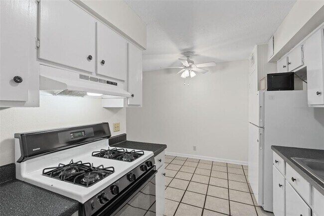 Foto del edificio - 2800 Westhill Dr