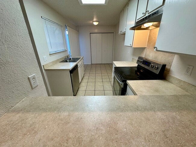 Cocina, zona de desayuno y conexiones para lavadora y secadora de tamaño estándar. - 644 Bellaire Dr