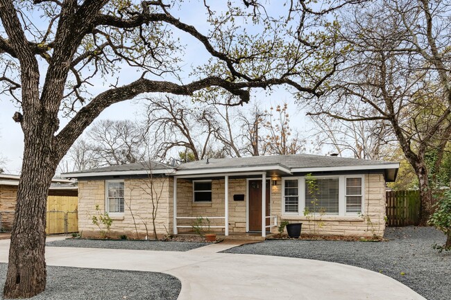 Building Photo - 2018 Remodeled 3 bed / 2 bath - wood / til...