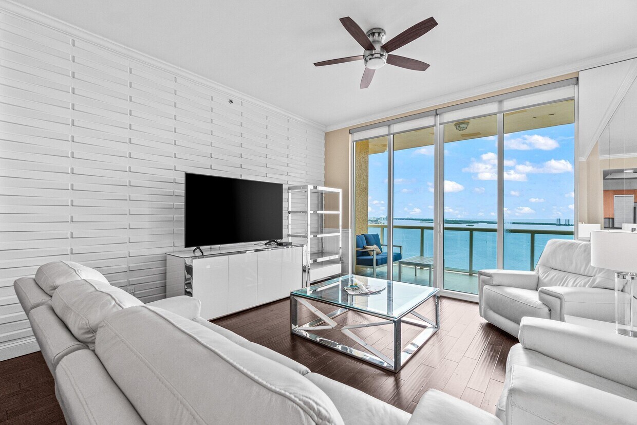 Foto principal - 2650 Lake Shore Dr