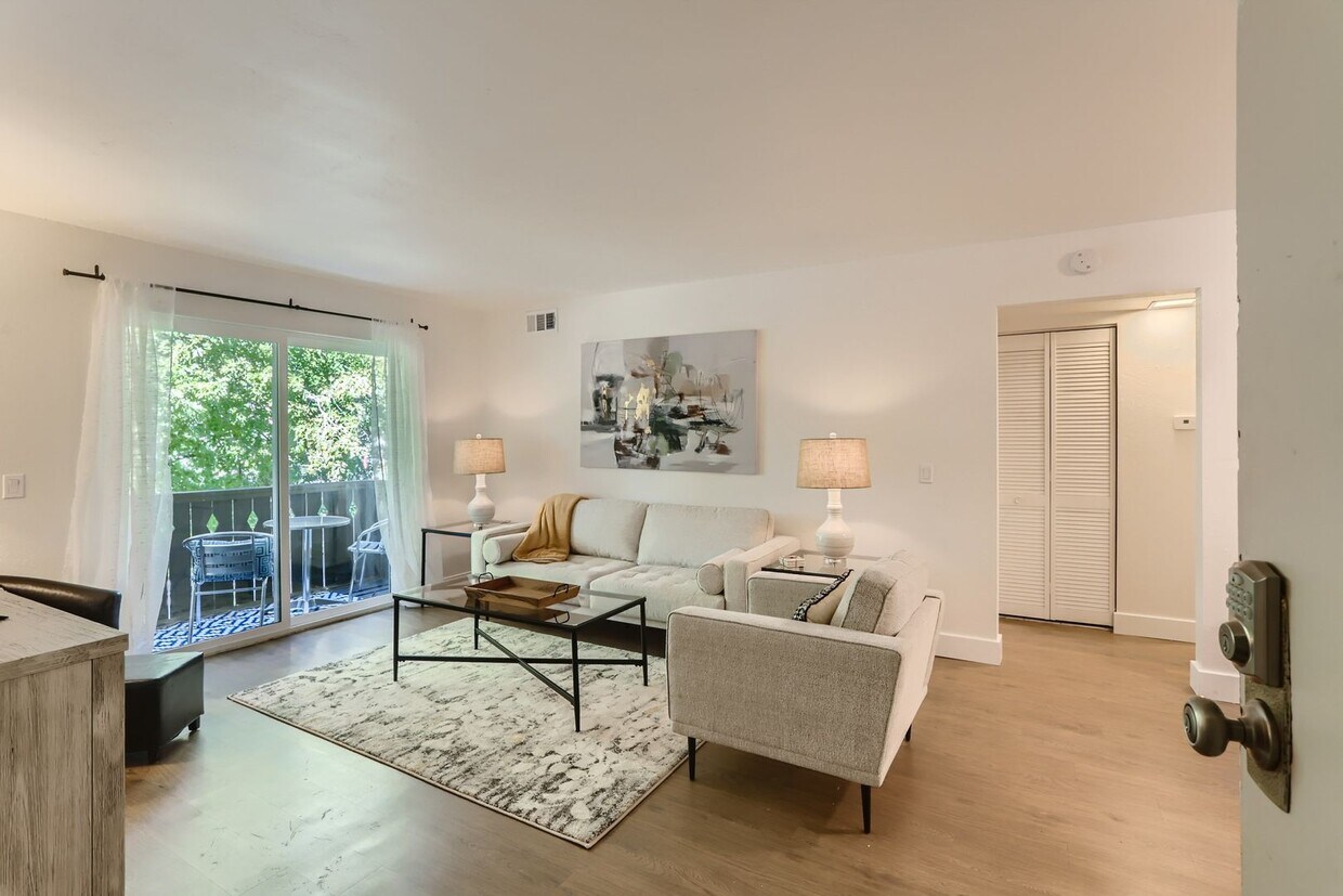 Foto principal - $500 off 1st month's rent! Bright 1BR/1BA ...