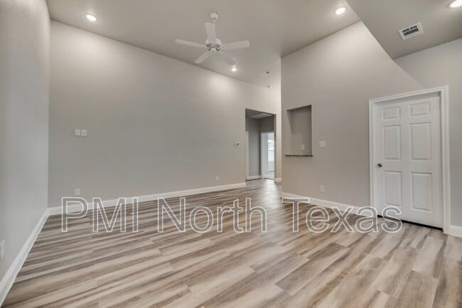 Building Photo - 1518 Walworth St