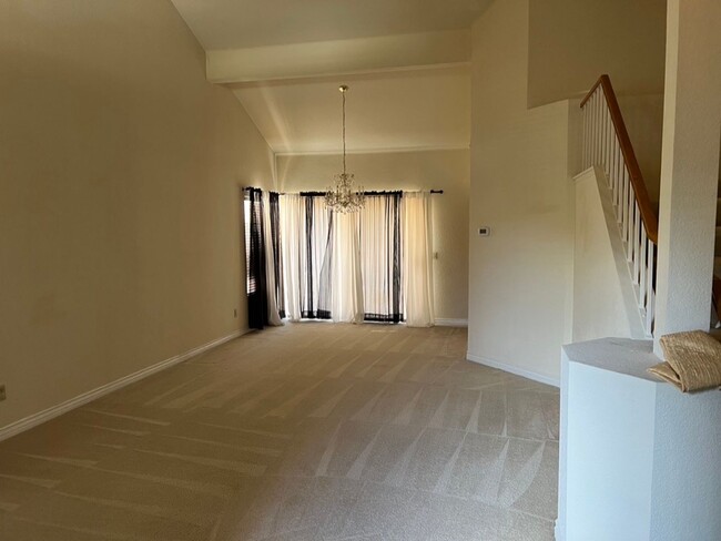 Building Photo - Nice 2 Story Family Home