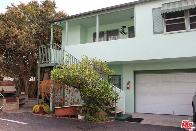 Building Photo - 1154 Irolo St