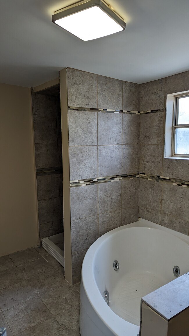 Building Photo - 429 W 41st Ave