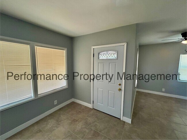 Foto del edificio - Charming 3 Bed/1 Bath in Home w/ RBP & Sec...