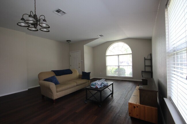 Foto del edificio - Lovely large updated 3 bed, 2 bath house w/ 2 living & 2 dining areas in Austins Colony